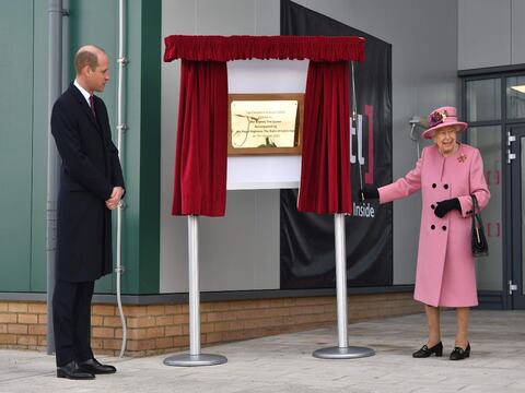 Isabel II participa en su primer acto público tras meses de aislamiento debido a la pandemia 