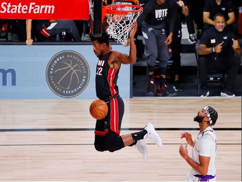 Jimmy Butler se pone al hombro a los Heat y lleva al triunfo para acortar distancia con los Lakers en las finales de la NBA