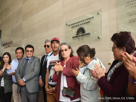 Asamblea develó placa por las víctimas de abuso sexual en Ecuador