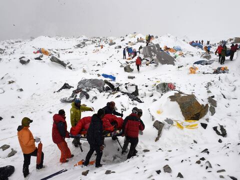 "La tierra tiembla". Sobrevivientes de la avalancha en el Everest relatan lo ocurrido