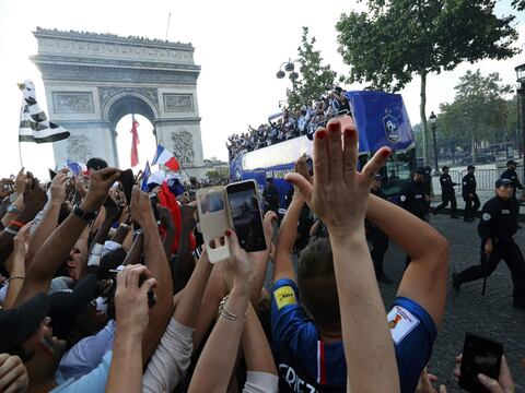 Seleccionados franceses llegan a París, la celebración por el Mundial continúa
