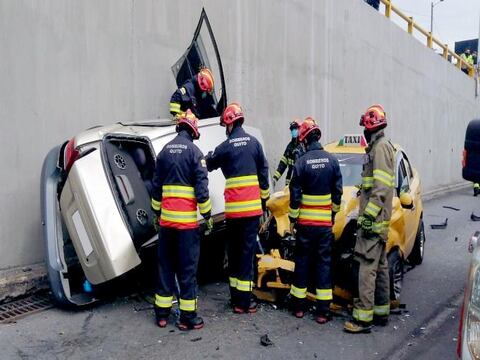 Un choque entre dos vehículo livianos deja una persona fallecida en Quito