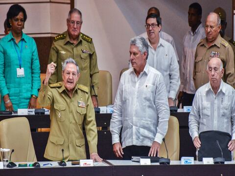 Cubanos deciden si continuar o no con el socialismo