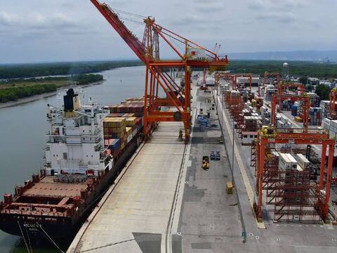 Las navieras planean servicios directos con un mayor calado en Guayaquil