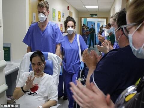 Un paciente británico aclamado luego de dejar la UCI tras la primera ola del coronavirus, murió inesperadamente luego de un coma de dos días