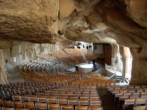 Evangélicos adoran a Dios dentro de una cueva