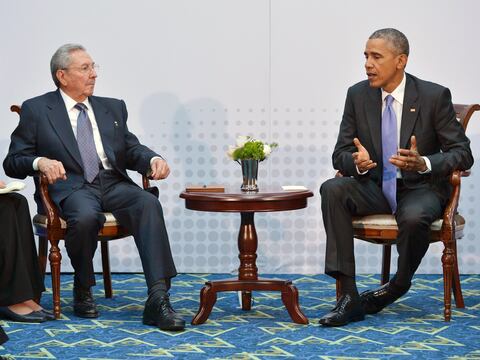 Barack Obama y Raúl Castro mantienen una reunión histórica