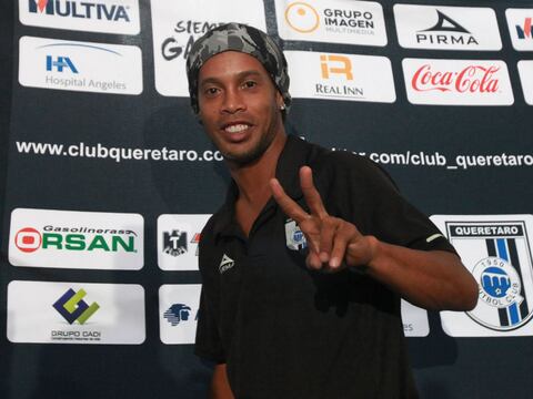 Ronaldinho niega que se retire del fútbol a final de temporada