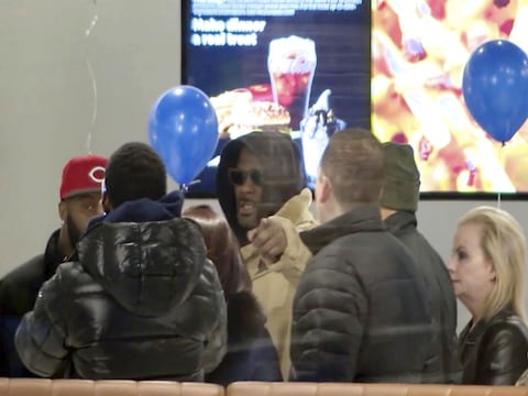 R. Kelly deja la prisión bajo fianza y firma autógrafos en un restaurante de Chicago