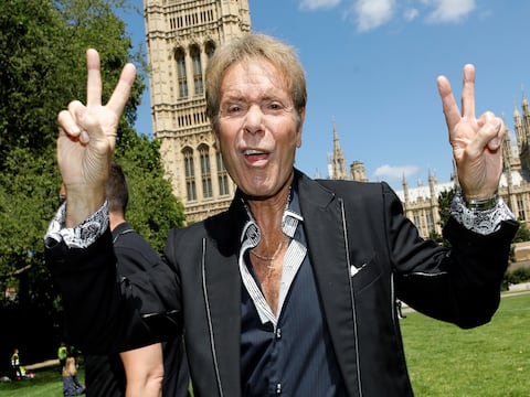 El cantante Cliff Richard pide anonimato para personas que son denunciadas por delitos sexuales