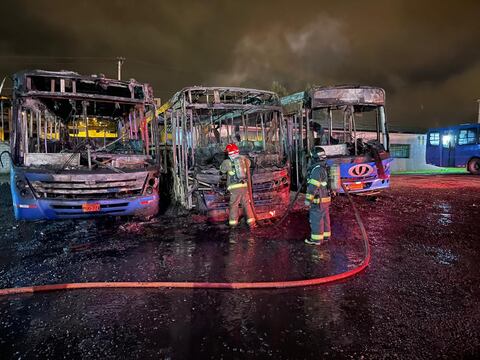 Tres buses se incendiaron en su estación al sur de Quito