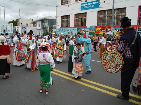 Desfile resalta tradiciones y danzas de pueblos ancestrales de Tungurahua