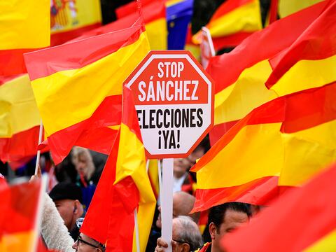 En España, miles piden fin del gobierno de Pedro Sánchez y elecciones anticipadas