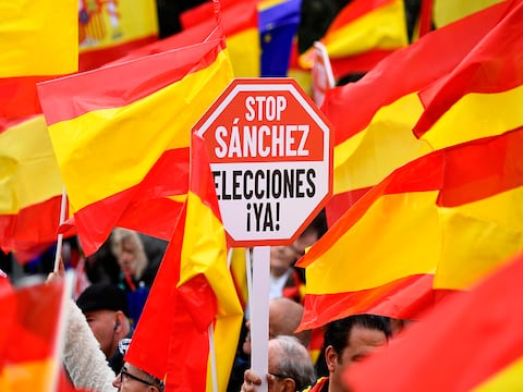 En España, miles piden fin del gobierno de Pedro Sánchez y elecciones anticipadas