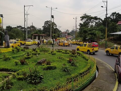 Taxistas bloquearon vías hacia el Puyo