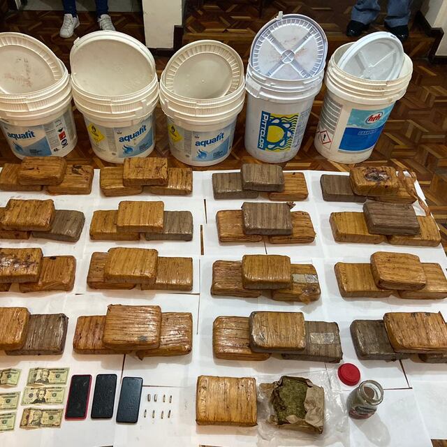 Dos aprehendidos con bloques de droga en Ambato
