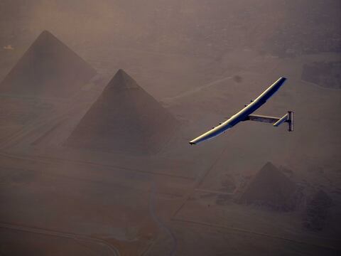 El avión Solar Impulse 2 sobrevuela las pirámides de Egipto