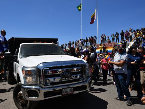 Primer camión con alimentos ingresó a Venezuela desde Brasil, según la oposición