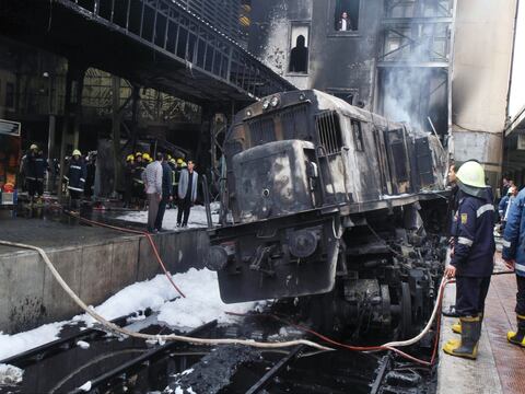 20 muertos al chocar  e incendiarse tren en estación en Egipto