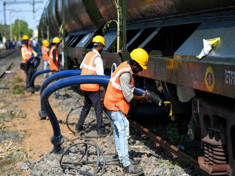 India distribuye en trenes 2,5 millones de litros de agua por sequía en el sur del país