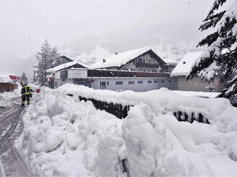 Avalancha sepulta a varias personas en estación de esquí en Suiza