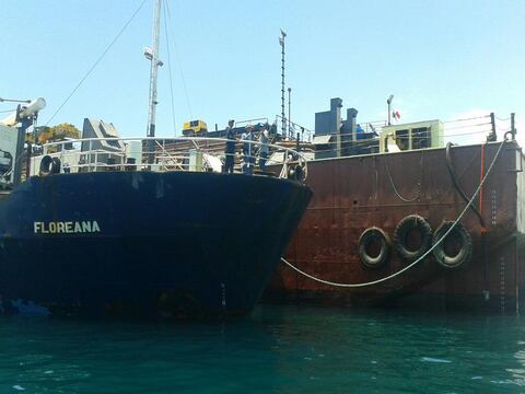 Reflotan al buque Floreana encallado en las islas Galápagos