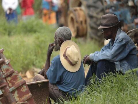 Familiares de 40 mineros atrapados en Zimbabue temen por sus vidas
