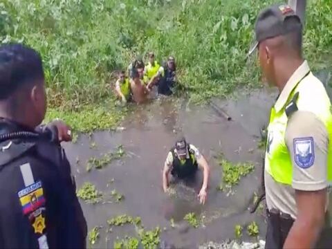 Hombre se lanzó a un pantano para evadir a la Policía