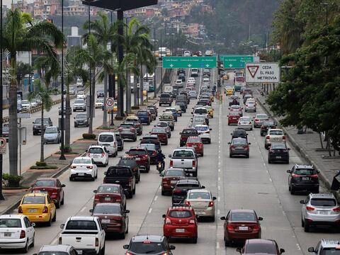 Sin feriado y sin estado de excepción, Guayaquil retomó ritmo vehicular y comercial