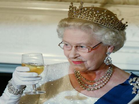 Familia real vende ginebra con productos cosechados en los jardines de Isabel II