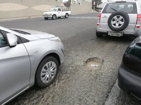 ¿Cómo reclamar al Municipio de Guayaquil ante un daño en el carro por un bache en vía pública?