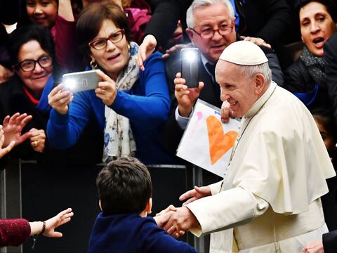 Papa Francisco dice que quienes no hacen más que criticar a la Iglesia son 'amigos del diablo'