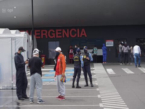 Coronavirus en Quito: Pacientes desesperan fuera de hospitales; ministro de Salud acepta crisis