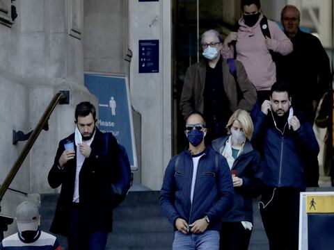 Suspenden las reuniones sociales en Londres por la nueva ola de coronavirus