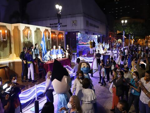 Seis carrozas alegóricas que representan las obras del bicentenario de la independencia guayaquileña se exhiben en la plaza de la Administración