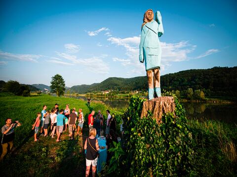 Presentan estatua de Melania Trump en Eslovenia