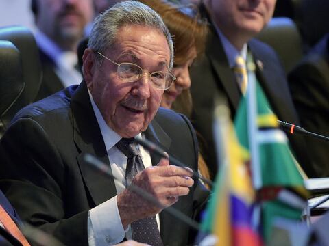 Raúl Castro relata a Barack Obama un "largo historial de agresiones", pero lo exculpa