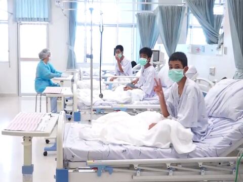 Tailandia: Muestran en el hospital primeras fotografías de los niños rescatados