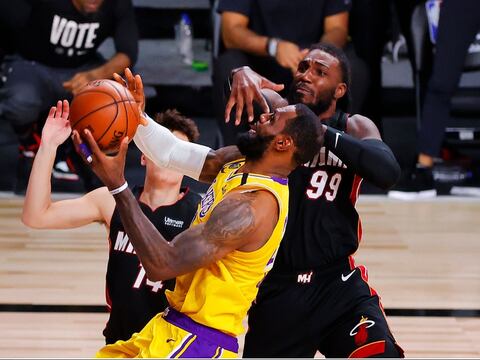 Los Lakers, en difícil compromiso, derrotan a los Heat y se ponen a un triunfo del título en la NBA