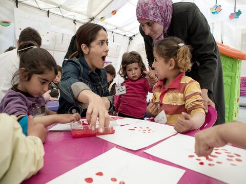 Actriz Salma Hayek visitó un campo de refugiados sirios