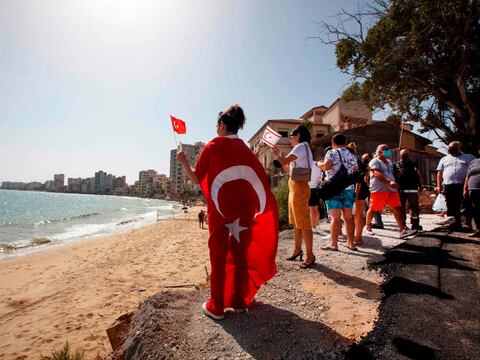 La playa de Varosha, el ‘Saint Tropez chipriota’, recibe visitantes por primera vez desde la invasión turca de 1974