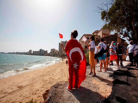 La playa de Varosha, el ‘Saint Tropez chipriota’, recibe visitantes por primera vez desde la invasión turca de 1974