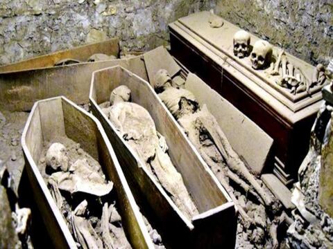 Vándalos decapitan momia de cruzado de hace 800 años y roban su cabeza