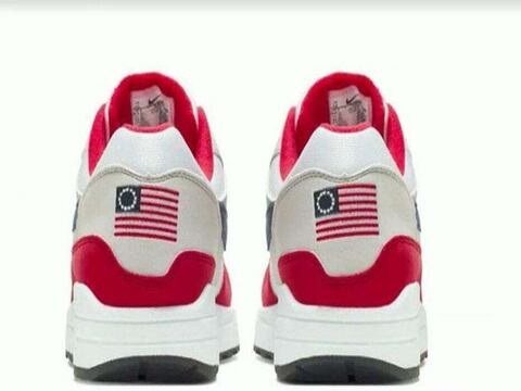 Las críticas hacen que Nike retire zapato con vieja versión de la bandera de EE.UU.