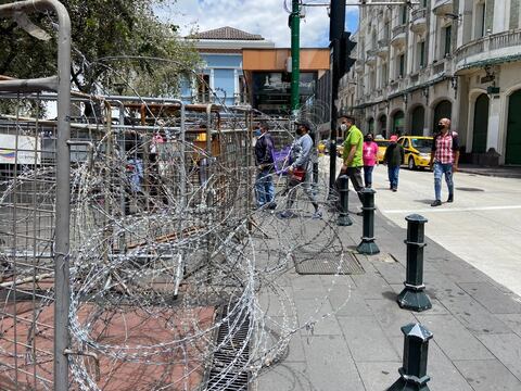 Vallas metálicas y alambres de púas del Centro Histórico de Quito 'se resisten' a un tuit del alcalde Jorge Yunda