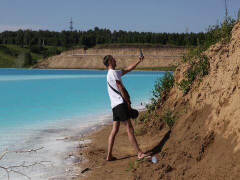Un lago tóxico en Siberia atrae a turistas por su belleza paradisíaca 