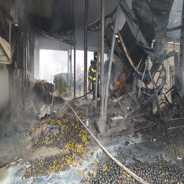 Al menos 17 galpones del Mercado Mayorista de Quito afectados por un incendio 