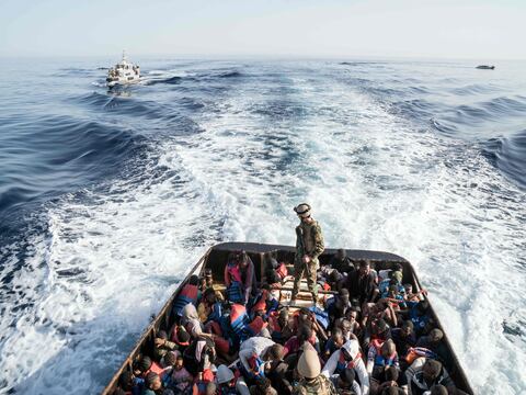 Migrantes denuncian abusos del ejército Libio en centros de detención 