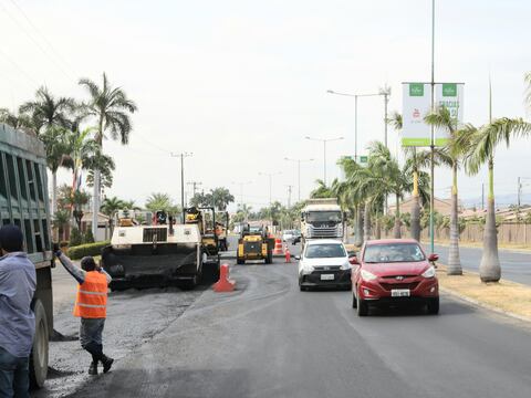 Reparaciones en la vía principal de La Joya, antes de la inauguración del puente Daule-Guayaquil