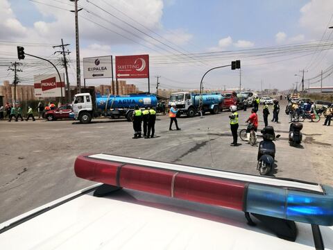 Vía Durán-Tambo aún cerrada por labores en incendio; empresa cartonera evalúa daños